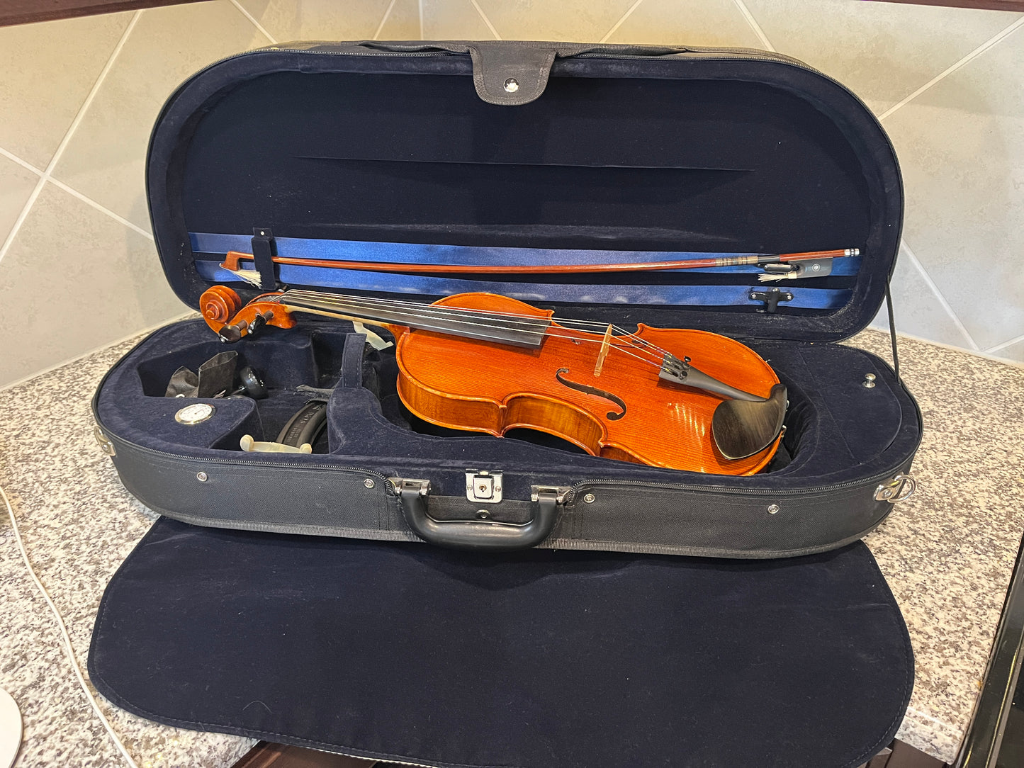 15.5 inch Viola H Luger Model CA500 2011