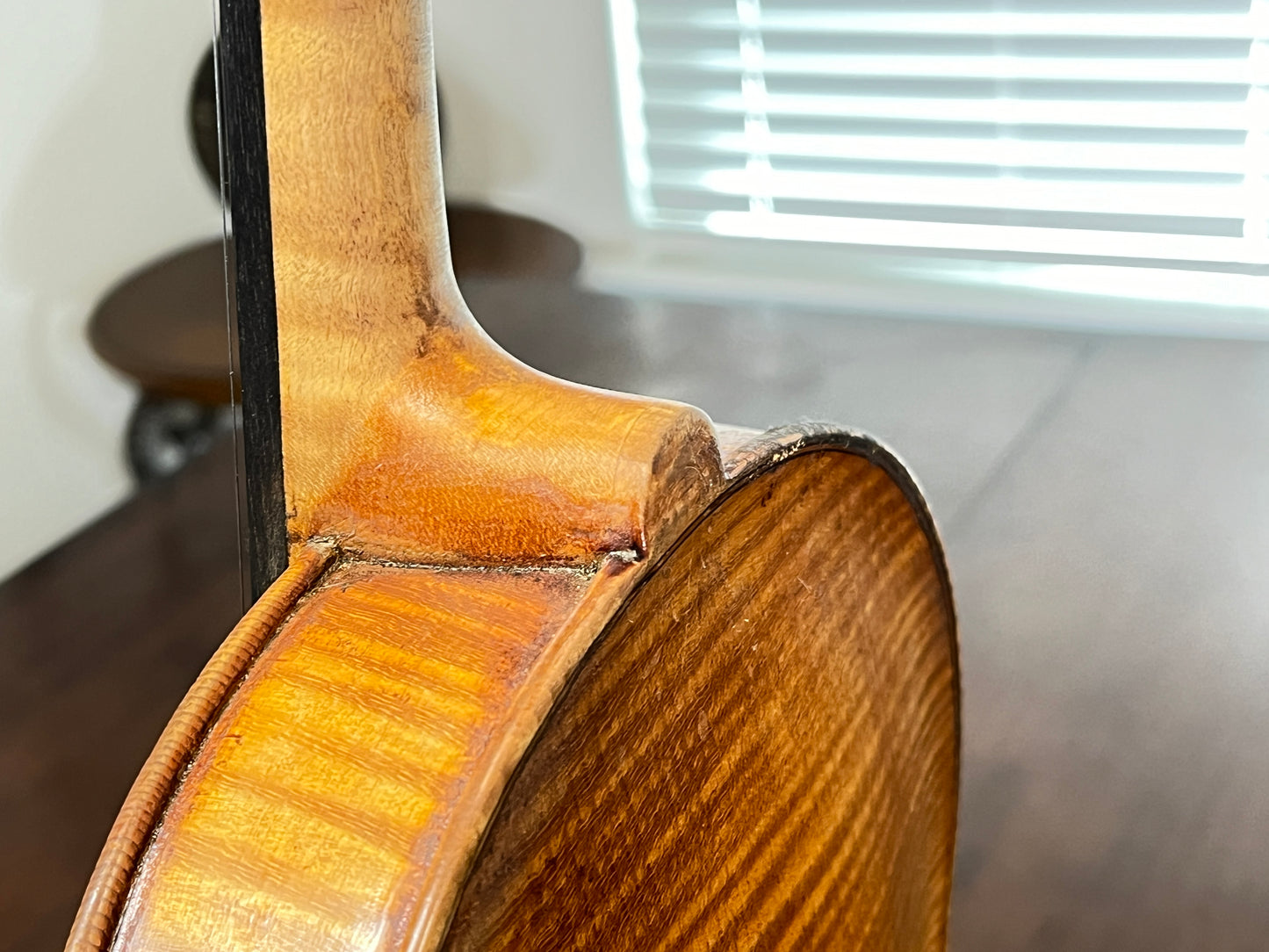 Flamed Single piece back - Advanced to Professional Vintage Czechoslovakian labeled violin - Full size 4/4