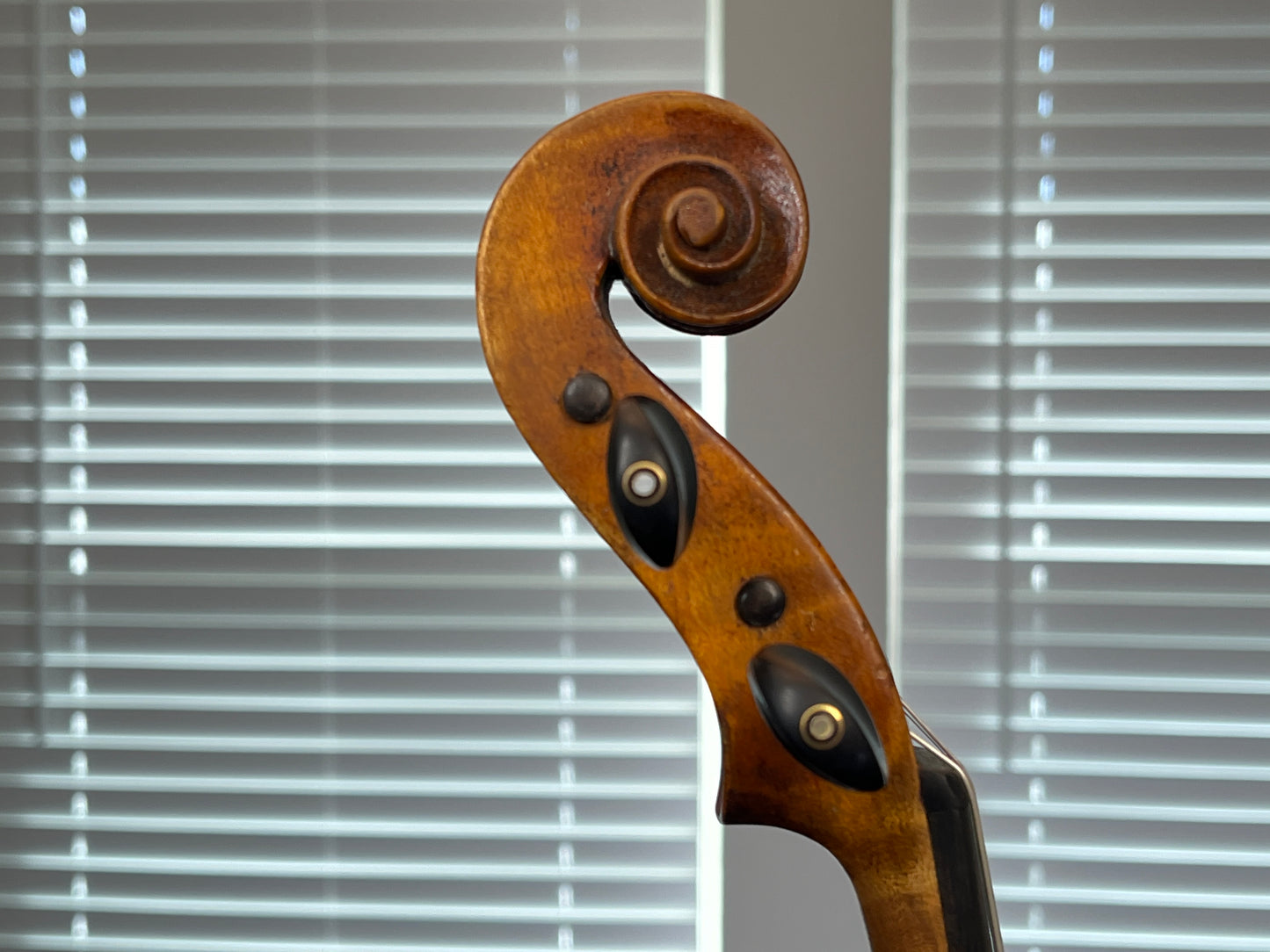 Flamed Single piece back - Advanced to Professional Vintage Czechoslovakian labeled violin - Full size 4/4