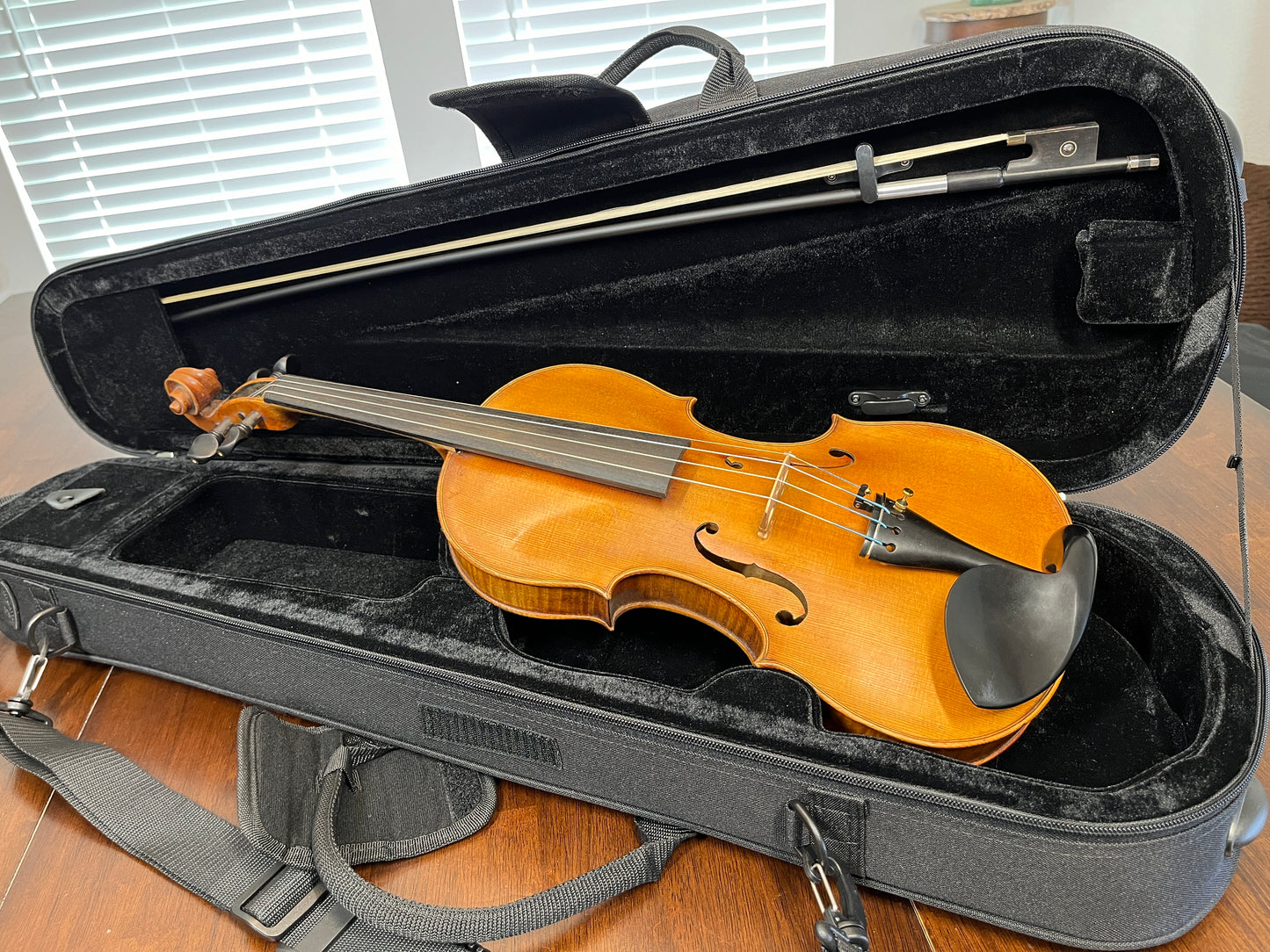 Flamed Single piece back - Advanced to Professional Vintage Czechoslovakian labeled violin - Full size 4/4
